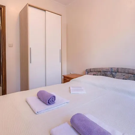 Apartment 3 Bedroom In Pula